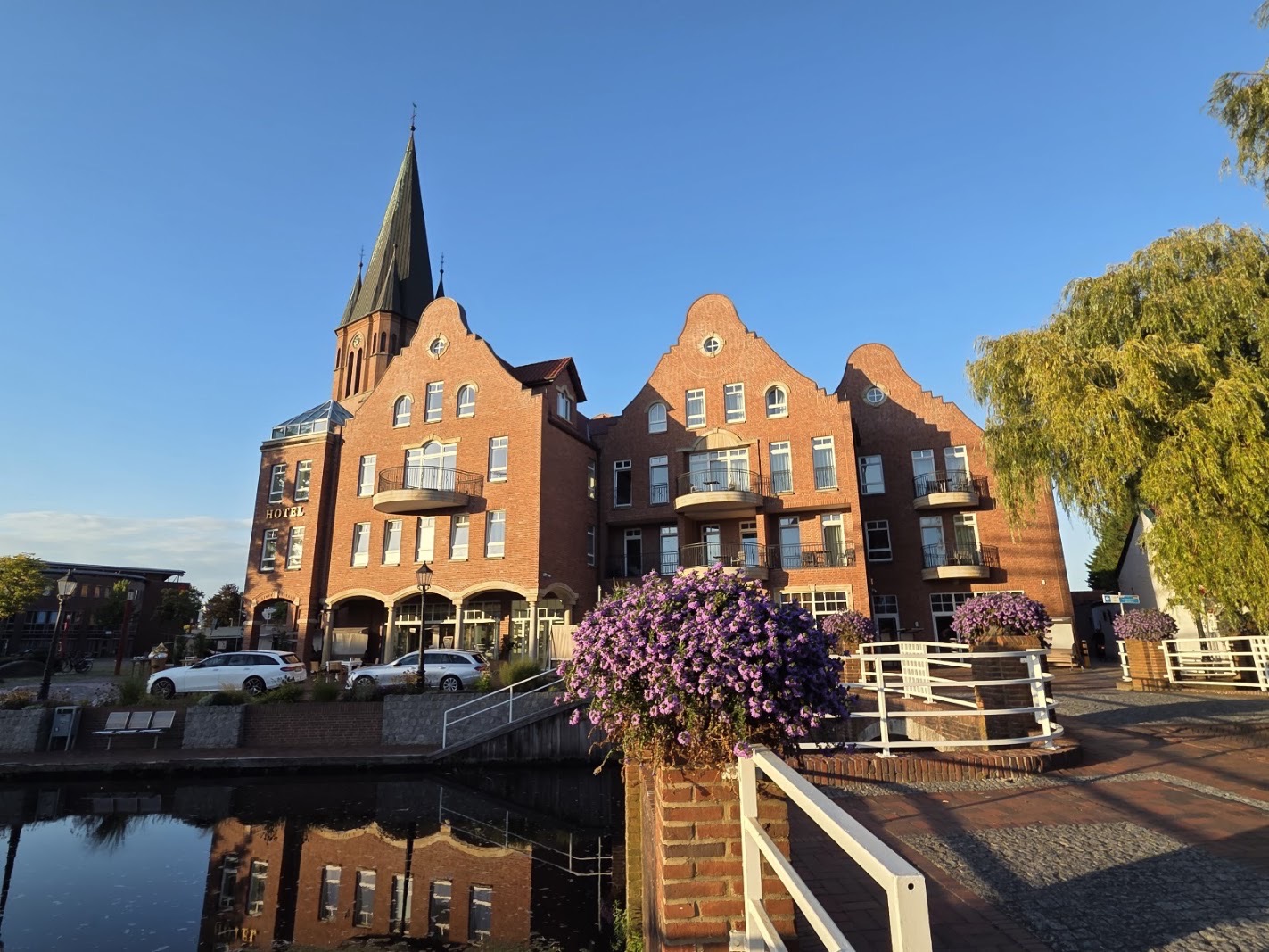 Das historische Arkadenhaus am Hauptkanal in Papenburg