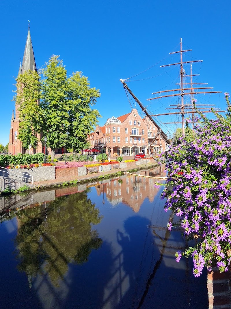 Der Hauptkanal in Papenburg mit historischem Segelschiff