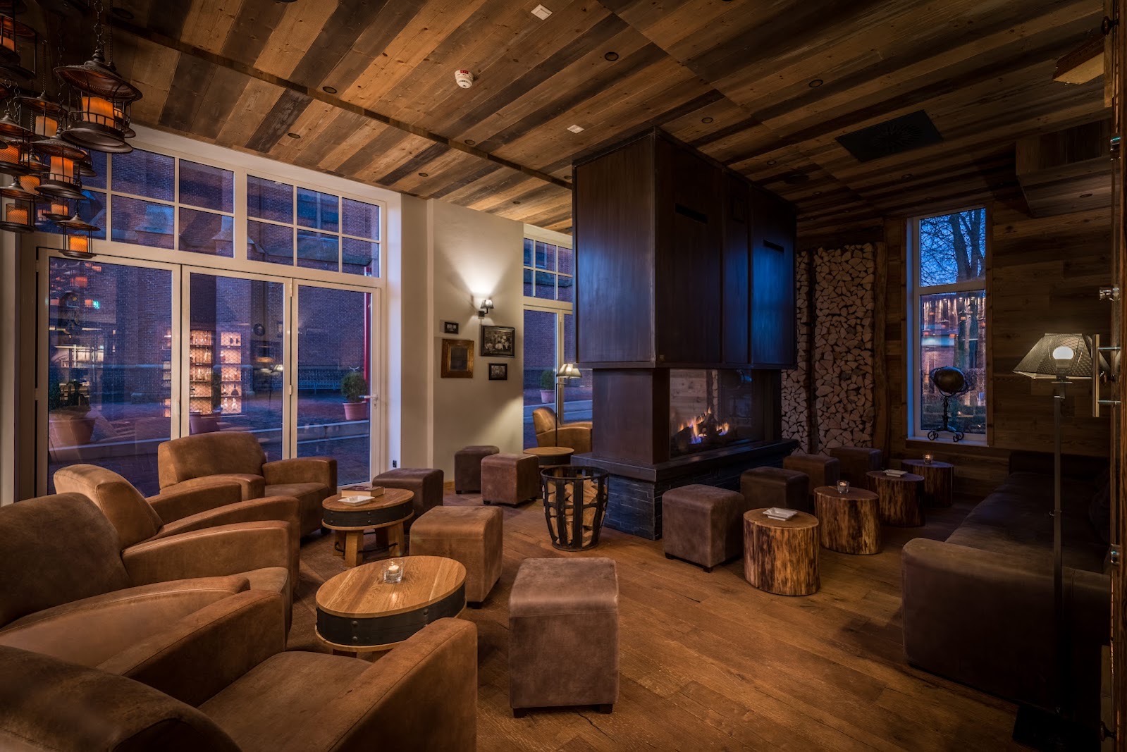 Gemütliche Lounge mit Kamin im Arkadenhaus