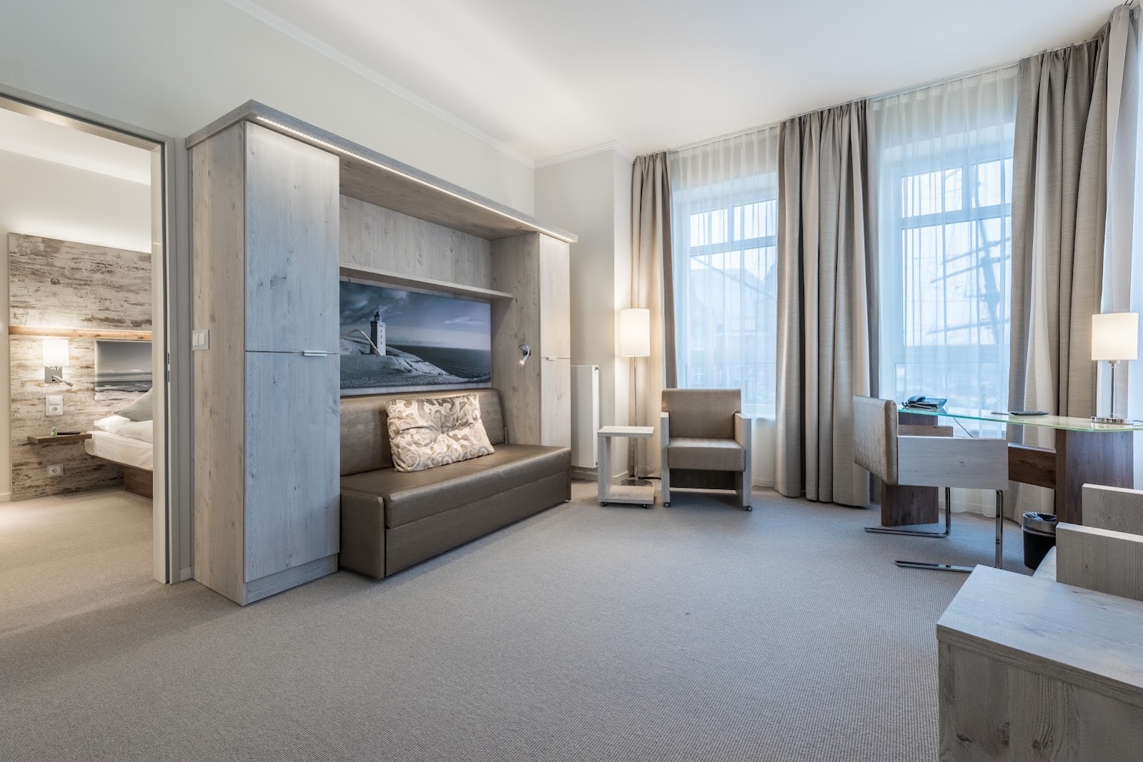Suite mit Wohnbereich und Balkon