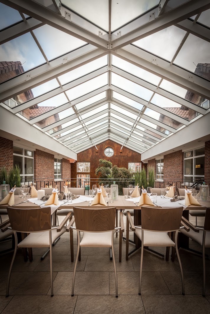 Restaurant unter dem Glasdach im Wintergarten